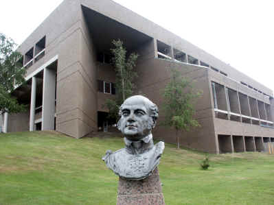 Loussac Library bust of John Franklin